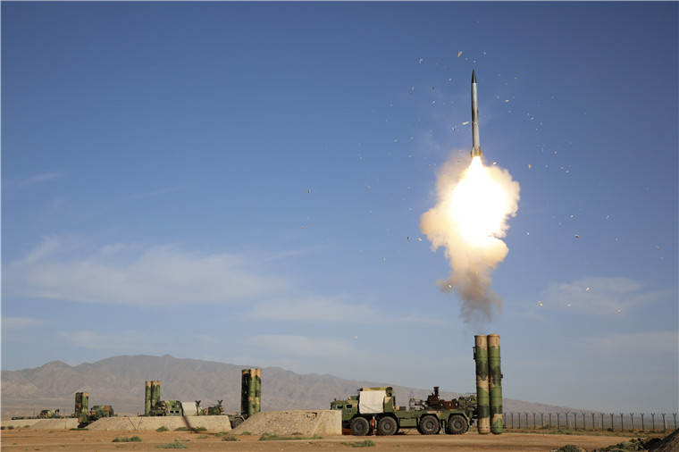 空军导弹部队实弹发射场景曝光_中国新闻_南方网