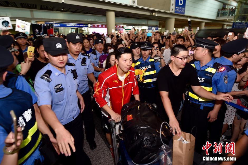 马龙张继科遭围堵(组图):张继科一副墨超帅气抢