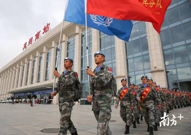 中国第十七批赴黎维和部队第一梯队100名官兵回国：你黑了，也瘦了