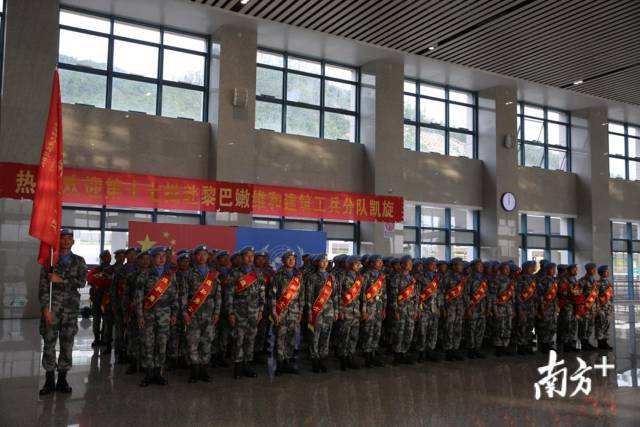 中国第十七批赴黎维和部队第一梯队100名官兵回国：你黑了，也瘦了