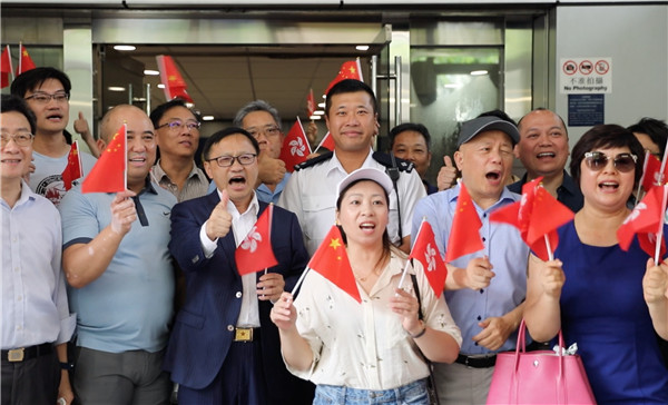 香港市民送上慰问 为警队加油打气