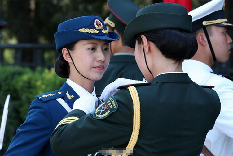 女兵因突然长高1.8厘米遗憾错过阅兵式