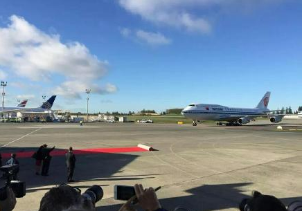 <em>习近平抵达西雅图</em> 与彭丽媛挽手下飞机(图)_中