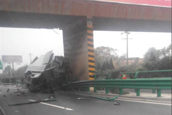  湖南运钞车坠桥 散落400万现金致3死 疑爆胎失