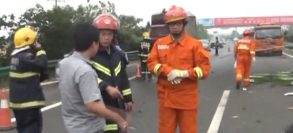  湖南运钞车坠桥 散落400万现金致3死 疑爆胎失