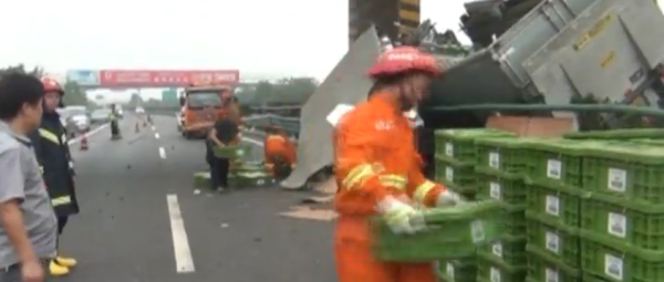  湖南运钞车坠桥 散落400万现金致3死 疑爆胎失