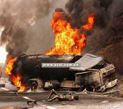 四川成南高速油罐车爆炸驾驶员当场烧死:南方