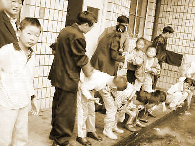 南方网:江西乐平市数百小学生喝完课间酸奶后