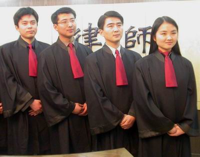 南方网:合肥律师首着律师袍
