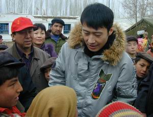 香港明星黎明将温暖带到新疆巴楚县地震灾区