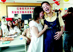 准爸爸挺着大肚子 体验怀孕时期甘苦:南方网