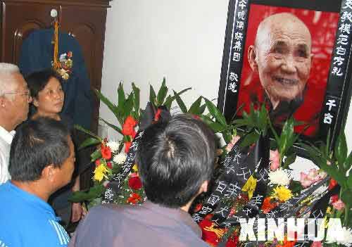 蹬车攒35万元资助贫困生 白芳礼老人在天津去