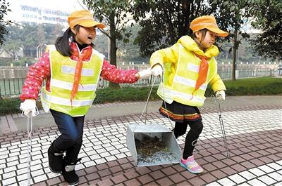 小学生亲身体验环卫工人工作:他们很辛苦