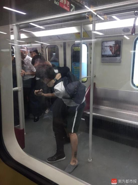 火爆!广州两男子地铁斗殴 女站务员挺身夺刀