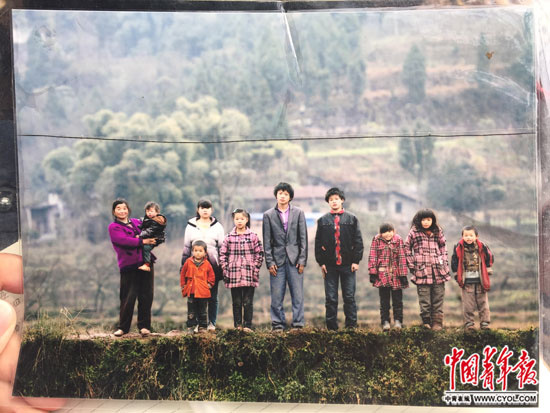 四川夫妻生11个孩子家境贫困 丈夫:存钱不如存