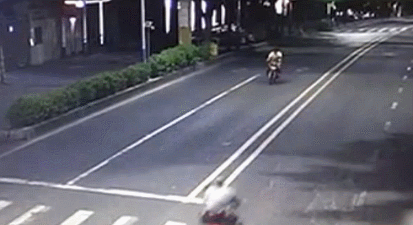 社会新闻    (视频截图)   央视网消息:26日凌晨,在广东梅州一条道路