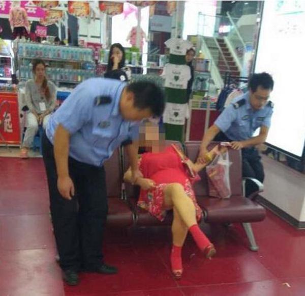 女子<em>客运站怀抱死婴</em>不撒手 婴儿系亲生脸部已