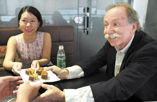  福建外教走红 酷似爱因斯坦 网友:我们都脸盲了