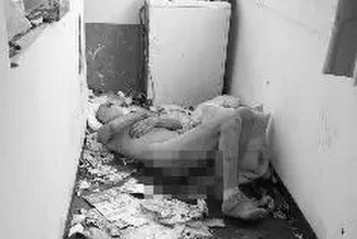  老教授阳台躺多天 惨不忍睹 赤身露体无法动弹