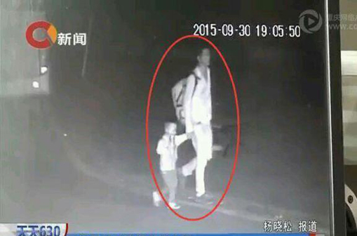  福利院门口弃儿子 (图) 网友:现实版 爸爸去哪儿