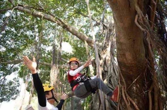  女老师讲人体器官  讲桌上脱掉衣服做人体模型
