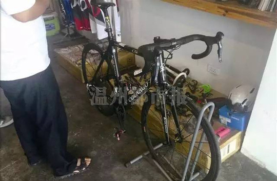  躲豪车撞昂贵单车  车主:我这车买过来要11万多