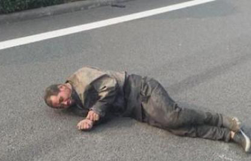 男子躺高速路睡觉  样貌50岁身上多处有泥污(图