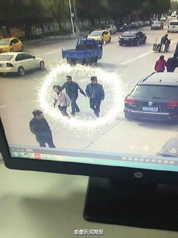  女子街头莫名被打  组图还原现场:男子袭击后颈