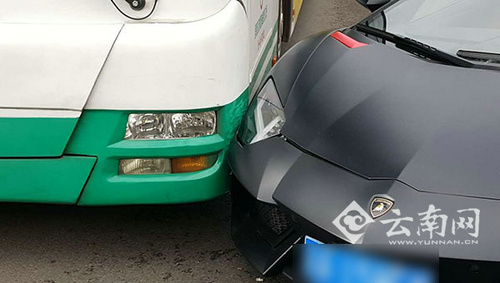 兰博基尼撞公交车 引发周边群众围观(图)