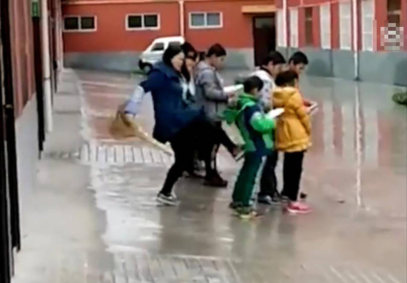如此体罚!小学生未完成作业 雨中排队被女老师