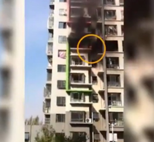 惊人一幕!唐山一女子在大火中从6楼跳下 围观