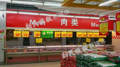 图说:记者到现场时,肉类柜台空无一人。