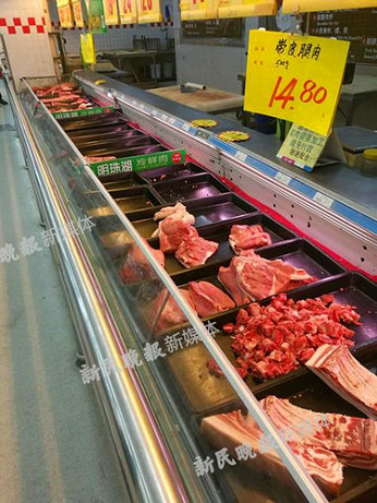 图说:肉类就这样暴露在空气中无遮挡物。