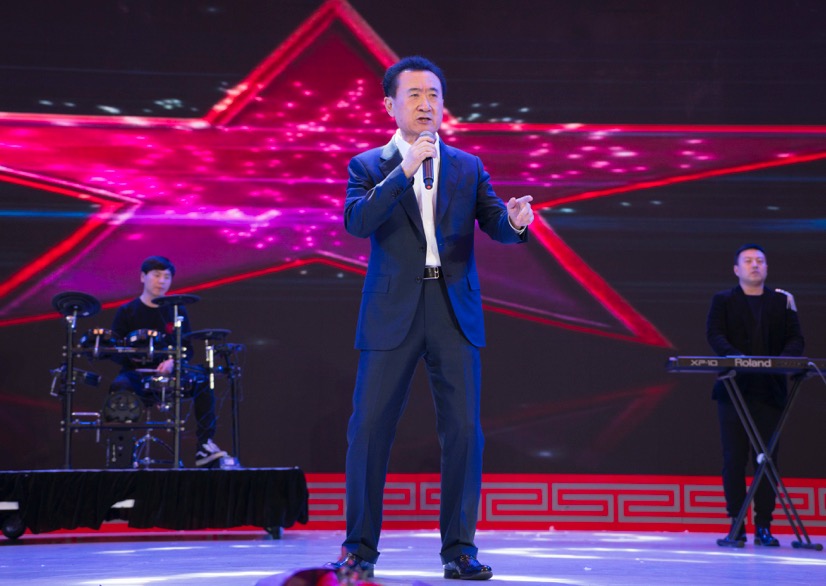 王健林年会演唱四首歌 范儿十足获赞企业家中