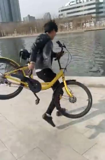 天津男子直播扔共享单车进海河 单车:我招你惹
