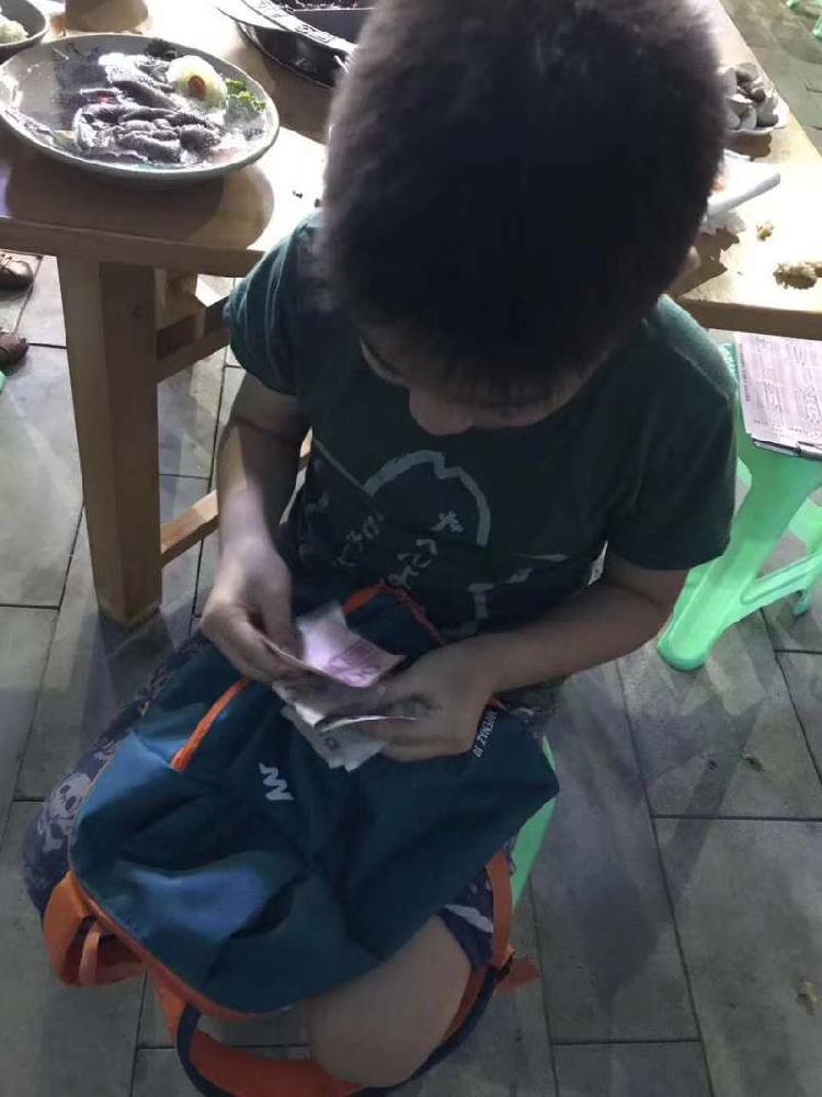 重庆8岁孩独自吃火锅走红 网友们服了：社会我钱哥