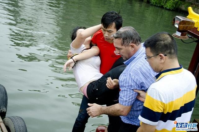 南京女子跳秦淮河轻生 游船上老外跳水救人(图