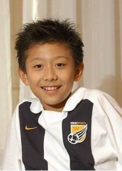 张一山左手食指戴戒指承认恋情 女友海量私房