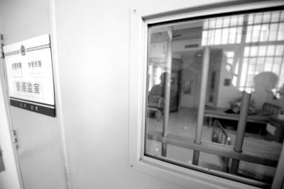 看守所揭秘:病房卫生间全透明 民警姓名用拼音