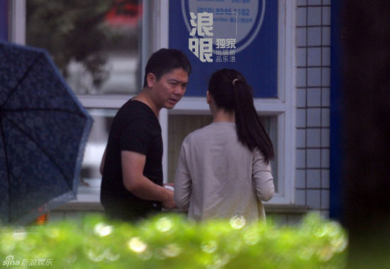 刘强东带奶茶妹去医院看牙 贴耳密语旁若无人