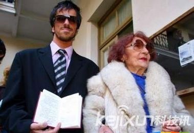 父亲偷拍儿子与女友做爱 <em>兄妹</em>车震父女乱伦盘