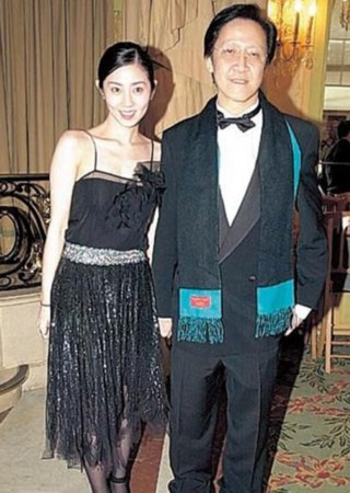 其后,向华胜与现任太太端木樱子相恋,二人于2009年在法国结婚.