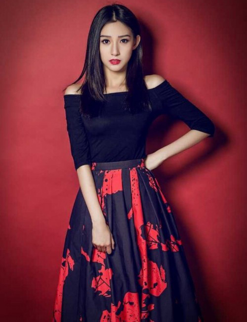 组图:马凡舒走秀泳装掉落 全裸暴露在众人面前