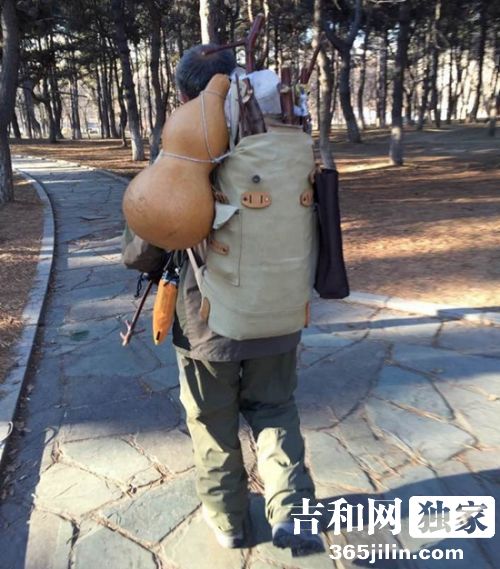长春老头真任性 戴10余耳环身背大葫芦晨练