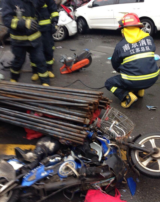 南京闹市区一吊车掉落砸向路面 2人死亡多人伤
