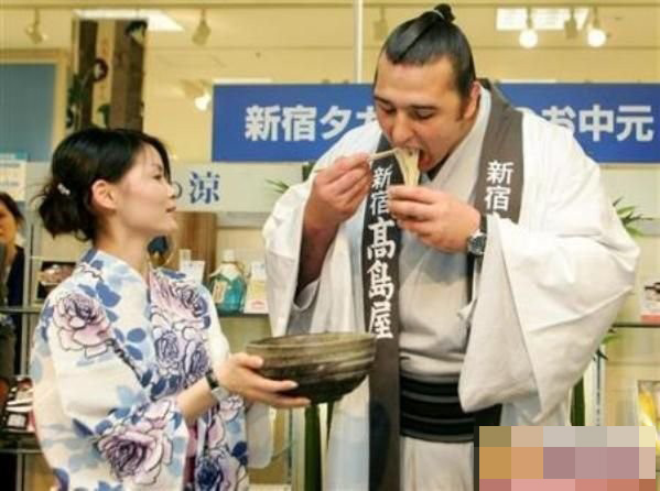 日本相扑手催肥过程揭秘 吃到嗓子眼直接睡觉