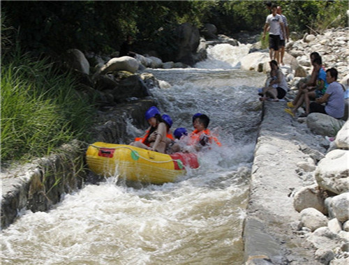 漂流女子胸带断裂 <em>胸罩滑落</em>用手捂住(图)_社会