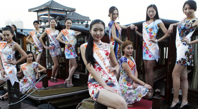 广东惠州举办世界休闲小姐大赛 佳丽穿旗袍秀