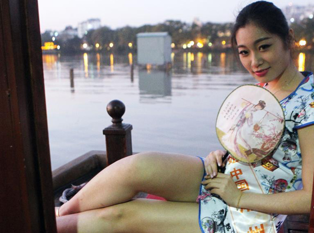 广东惠州举办世界休闲小姐大赛 佳丽穿旗袍秀