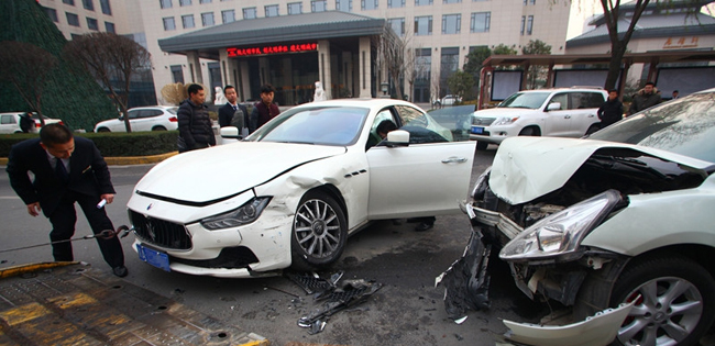 13万骐达撞上百万玛莎拉蒂 撞了豪车后保险可